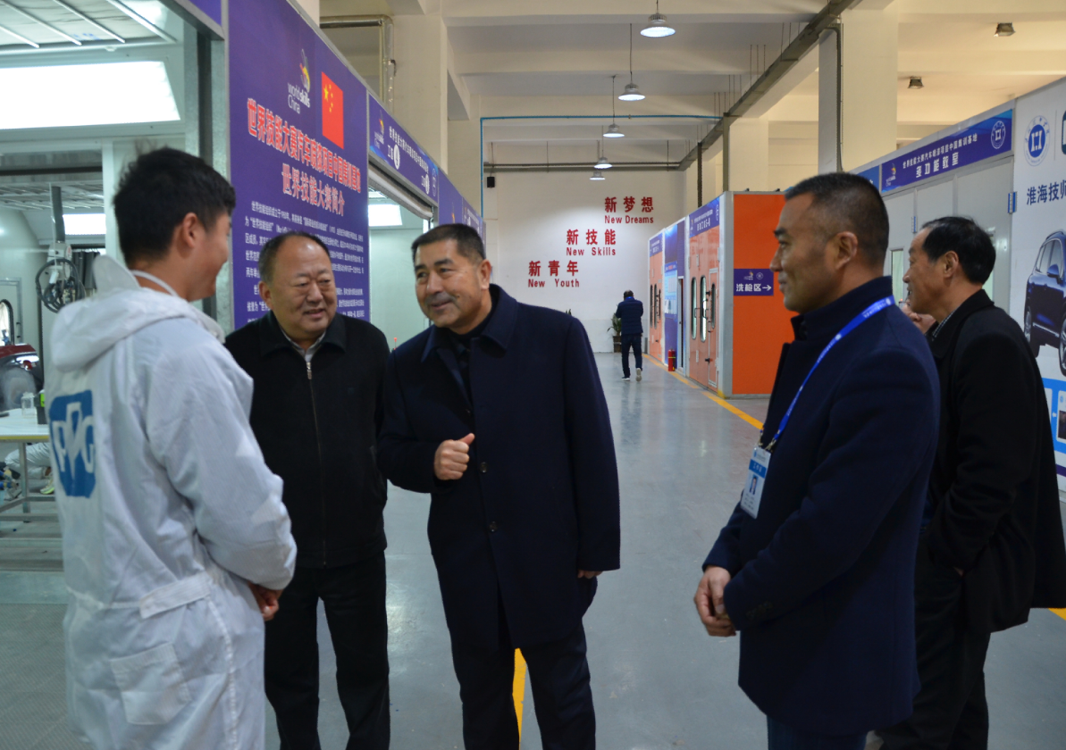 阿不力克木·艾则孜提出,要围绕我市最新提出的"6 3 x"产业发展体系